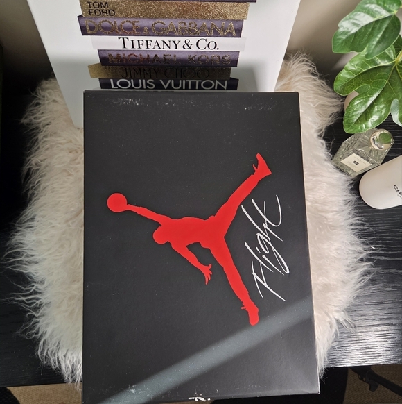 NEW NIKE AIR JORDAN 4 RETRO "WHITE CEMENT" (2025) - Picture 3 of 12